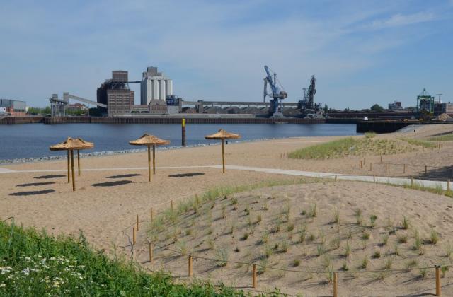 Sicht auf ‚Waller Sand‘ Weserstrand mit Stahlwerke im Hintergrund